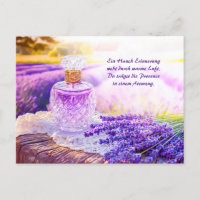 Botella perfume en campo de lavanda floreciente