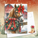 Postal Festiva Caballo marrón bonito en Navidades de oso rojo<br><div class="desc">Postal de Navidades personalizados. Caballo marrón bonito con arco rojo bonito detrás de una valla rústica de madera con una guerra festiva. Al fondo hay un antiguo granero rojo rústico. La parte trasera de la postal tiene un lindo par de botas de vaquero con una poinsettia sobre ellas junto con...</div>