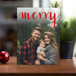 Postal Festiva Caligrafía de moras rojas - vertical Tipo blanco d<br><div class="desc">Foto de cobertura completa con un overlay rojo - Usa una foto vertical para hacer un saludo de Navidad Feliz a la moda con un patrón de bifurcación de pino alegre y brillante. Este diseño tiene un aspecto abstracto con elementos pintados y un tipo de letra manuscrito. Si necesita mover...</div>