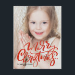 Postal Festiva Caligrafía Roja Moderna Fotos navideñas de Feliz<br><div class="desc">Feliz Navidad! Envíe su mensaje de Navidades festivos a la familia y amigos con esta tarjeta postal de fotos de Navidades de personalizable. Cuenta con una caligrafía blanca moderna. Personalice agregando una foto, nombres, año y otros detalles. Esta tarjeta postal de Navidades fotográficos con letras a mano está disponible en...</div>