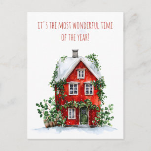Postal Festiva Casa roja adornada con nieve y vegetación