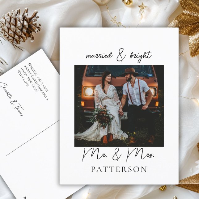 Postal Festiva Casado y brillante Kundenspezifische Foto Holiday (Customer specific, white, minimal, modern, "Married & Bright" Photo Card, script font.)