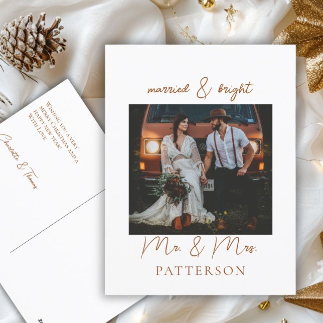 Postal Festiva Casado y brillante Kundenspezifische Foto Holiday  (Customer specific, white, minimal, modern, "Married & Bright" Photo Card, script, brown font.)