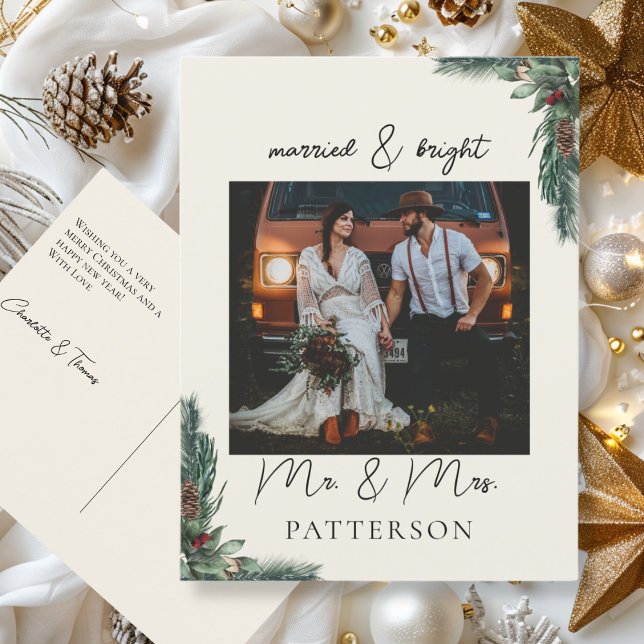 Postal Festiva Casado y brillante Kundenspezifische Foto Holiday (Married & Bright Kundenspezifische, beige-grün, minimal, rustikal, Weihnachts-Foto-Karte.)