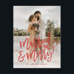 Postal Festiva Casados y Navidades recién casados de Merry Fotogr<br><div class="desc">Haga una declaración impresionante esta temporada navideña con esta elegante tarjeta de vacaciones de 1 foto con "casados y alegres" en un guión rojo de moda. Perfecto para la pareja recién casada para usar como invitación boda o tarjeta de agradecimiento durante las vacaciones. Añade tu propio sentimiento en la espalda....</div>