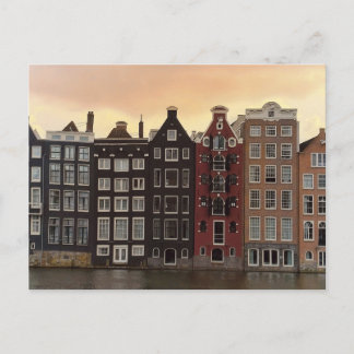 Postal Festiva Casas del Canal de Ámsterdam al Atardecer
