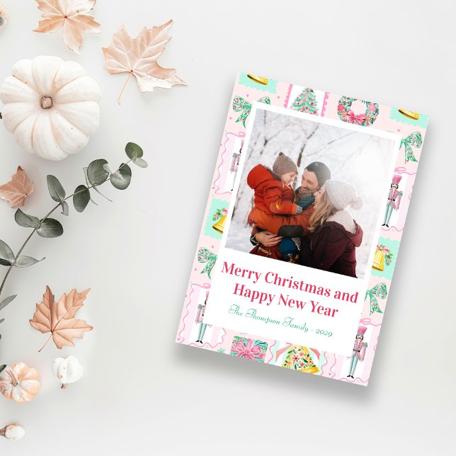 Postal Festiva Cascanueces rosa y verde con foto personalizada de (Pink & Green Nutcracker Custom Christmas Photo Holiday Postcard)