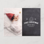 Postal Festiva Chalkboard First Christmas Holiday Photo Card<br><div class="desc">Chalkboard First Christmas Holiday Photo Card Puede ser totalmente personalizado para satisfacer sus necesidades. © Gorjo Designs via Zazzle. // ¿Buscando elementos coincidentes? Otra papelería del set disponible en la sección ‘colecciones’ de mi tienda. // Nota: la foto utilizada es sólo una imagen de marcador de posición. Tendrá que reemplazarlo...</div>