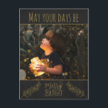 Postal Festiva Chalkboard negro y oro con Navidades de fotografía<br><div class="desc">Esta postal de Navidades muestra la foto de un niño sosteniendo un frasco lleno de Navidades brillantes sobre un fondo negro de pizarra con decoración dorada. La leyenda,  en una letra dorada,  dice "Que tus días sean alegres y brillantes". (personalizable fácil con una imagen de su elección)</div>