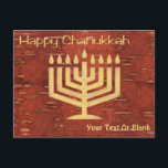 Postal Festiva Chanukkah Norte Lejano - Coche de vacaciones de Bi<br><div class="desc">Feliz Chanukkah desde el extremo norte. Una recreación digital de una menorah Chanukkah que se formaría raspando cuidadosamente la superficie roja externa en el reverso de la corteza de abedul (Betula papyrifera) para revelar la capa amarillenta y más clara debajo. El texto que dice "Feliz Chanukkah" aparece y puedes agregar...</div>