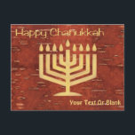 Postal Festiva Chanukkah Norte Lejano - Coche de vacaciones de Bi<br><div class="desc">Feliz Chanukkah desde el extremo norte. Una recreación digital de una menorah Chanukkah que se formaría raspando cuidadosamente la superficie roja externa en el reverso de la corteza de abedul (Betula papyrifera) para revelar la capa amarillenta y más clara debajo. El texto que dice "Feliz Chanukkah" aparece y puedes agregar...</div>