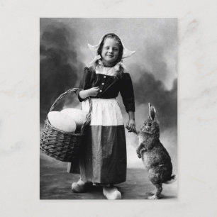 Postal Festiva Chica fotográfico de Pascua con conejo grande