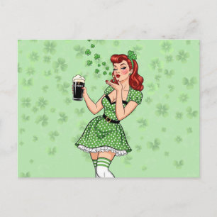 Postal Festiva Chica Irlandesa Amante de la Cerveza