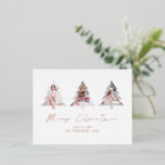 Postal Festiva Con Relieve Metalizado 3 fotos de forma de árbol Feliz Navidad Lujo<br><div class="desc">Fotos de 3 formas de árbol Feliz Navidad. Feliz Navidad está en un elegante guión. La escritura en el frente es de verdadero Relieve metalizado por un toque de elegancia extra. Reemplace fácilmente las tres imágenes de ejemplo con las suyas y personalícelas con sus nombres en la parte delantera.</div>