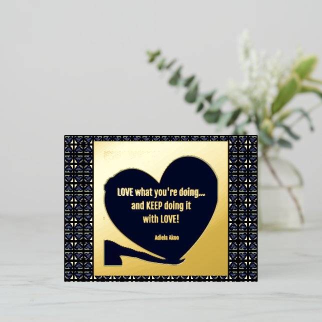 Postal Festiva Con Relieve Metalizado AMO lo que estás haciendo por Adiela Akoo - (Anverso de pie)