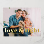 Postal Festiva Con Relieve Metalizado Amor y negrita tipografía honesta foto de Hanukkah<br><div class="desc">¡Amor y luz! Enviar los deseos de Hanukkah a la familia y amigos con esta tarjeta postal de Hanukkah,  Relieve metalizado de oro de personalizable. Presenta tipografía audaz. Personalice agregando nombres y una foto. Esta postal de Relieve metalizado de oro Happy Hanukkah está disponible en otras cajas.</div>