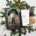 Postal Festiva Con Relieve Metalizado Arch Greenery Merry Christmas Photo Chalkboard<br><div class="desc">Este diseño presenta una acuarela y un eucalipto alrededor de una imagen arqueada con un marco de Relieve metalizado dorado.</div>