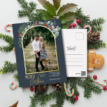 Postal Festiva Con Relieve Metalizado Arch Greenery Merry Christmas Photo Dusty Blue<br><div class="desc">Este diseño presenta una acuarela y un eucalipto alrededor de una imagen arqueada con un marco de Relieve metalizado dorado.</div>