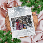 Postal Festiva Con Relieve Metalizado Artsy Frosty Winter Crystals Silver<br><div class="desc">Única, moderna y sencilla moda Navidades de temporada Tarjeta de felicitaciones navideñas con tu fotografía de invierno favorita sobre un fondo de copos de nieve y cristales de hielo. Con espacio para personalizar o personalización con una foto de su elección en la parte delantera, y un poema de bienvenida de...</div>