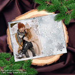 Postal Festiva Con Relieve Metalizado Artsy Frosty Winter Crystals Silver<br><div class="desc">Única, moderna y sencilla moda Navidades de temporada Tarjeta de felicitaciones navideñas con tu fotografía de invierno favorita sobre un fondo de copos de nieve y cristales de hielo. Con espacio para personalizar o personalización con una foto de su elección en la parte delantera, y un poema de bienvenida de...</div>