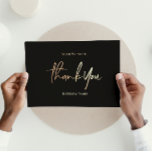 Postal Festiva Con Relieve Metalizado Black Gold Modern Script | Gracias Cartas De Relie<br><div class="desc">Tarjetas simples de agradecimiento Personalizado sin fotos. Tarjetas de visita para enviar a sus clientes o Bodas Tarjetas de agradecimiento, Tarjetas de texto con caligrafía moderna elegante de texto Postales en Relieve metalizado metálico dorado sobre fondo negro, editables en cualquier color. El Relieve metalizado real está disponible en oro rosa...</div>
