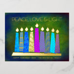 Postal Festiva Con Relieve Metalizado Blue Hanukkah Velas de Paz Luz de Amor Real Gold<br><div class="desc">"Paz, amor y luz". Un ilustracion juguetón, moderno y artístico de velas de patrón boho en una menorah te ayuda a iniciar las vacaciones de Hanukkah. Las variadas velas azules con coloridos estampados de Relieve metalizado falso dominan un rico fondo verde y texturado. En la parte posterior, escriba su copia...</div>