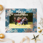 Postal Festiva Con Relieve Metalizado Blue Winter Wonderland Merry Christmas Photo<br><div class="desc">Hermosa postal personalizada de Navidades de Relieve metalizado real con fotos y copos de nieve de Relieve metalizado en un fondo azul. El texto es totalmente personalizable. Para cambiarlo, utilice la opción Personalizar. Para obtener más cambios, como cambios en el tipo de letra, color de fuente o diseño de texto,...</div>