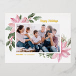 Postal Festiva Con Relieve Metalizado Color de agua rosa Poinsettia Fotografía de marco<br><div class="desc">¡Felices Fiestas! Envíe saludos de vacaciones a la familia y amigos con esta postal de vacaciones de Relieve metalizado de oro de personalizable. Cuenta con un ilustracion acuático de poinsettias rosas, bayas, algodón y enrejados. Personaliza agregando fotos y tus propios textos. Esta postal de vacaciones floral rosa está disponible en...</div>