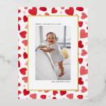 Postal Festiva Con Relieve Metalizado Corazones de color rojo foto feliz Día de San Vale<br><div class="desc">¡Que este El día de San Valentín sea inolvidable con un toque personalizado! Nuestra tarjeta El día de San Valentín de fotos de Personalizable presenta un delicado patrón de corazones de acuarela. Ya sea que estés celebrando amor, amistad o momentos especiales con alguien querido, esta tarjeta te permite subir tu...</div>