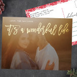 Postal Festiva Con Relieve Metalizado Es una vida maravillosa Navidades de ORO<br><div class="desc">Es un guión de postal de Feria de Vida Maravillosa con letras de REAL GOLD. La parte trasera tiene un borde floral de bonito. Estilo de las letras. Gran diseño fotográfico. Diseño feliz y festivo. Es una vida maravillosa. flores. marco floral. rojo y blanco.</div>