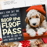 Postal Festiva Con Relieve Metalizado Felices fiestas Personalizado Mascota moderno grac<br><div class="desc">El diseño se compone de un fondo oscuro con un mensaje gracioso — "Aquí está tu regalo esta temporada de fiestas... Boop el pase Floof. Una vez sólo para cuando las cosas se estropeen." Para alinear la foto, desenmascara la plantilla haciendo clic en el botón desenmascarar. Una vez alineada la...</div>