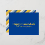 Postal Festiva Con Relieve Metalizado Feliz Hanukkah oro azul franjas modernas personali<br><div class="desc">Feliz Hanukkah oro,  moderna tipografía personalizada Hanukkah Relieve metalizado tarjeta de vacaciones. Texto completo de Relieve metalizado de personalizable sobre fondo sólido azul en la parte delantera y patrón diagonal de rayas amarillo y crema azul en la parte posterior.</div>