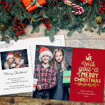 Postal Festiva Con Relieve Metalizado Feliz Navidad 2 fotos Relieve metalizado de oro Ho<br><div class="desc">Postal de saludo de vacaciones moderna, personalizable con uno de tus retratos favoritos de los Navidades de la familia en la parte delantera, junto a una encantadora leyenda grabada en Relieve metalizado dorado que dice "te deseamos una feliz Navidad" sobre un fondo rojo claro y claro. En el reverso de...</div>
