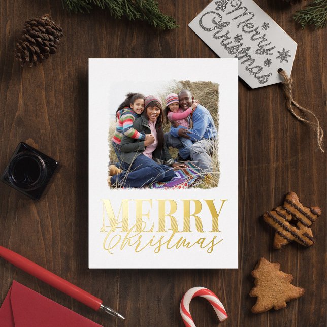 Postal Festiva Con Relieve Metalizado Feliz Navidad Elegante Caligrafía Gold Dos Foto (Gold foil stylish calligraphy and block lettering style photo postcard with a white background.)