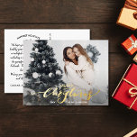 Postal Festiva Con Relieve Metalizado Feliz Navidad Grandes Navidades de fotos Carta de<br><div class="desc">Envíe sus deseos especiales de vacaciones con esta célebre postal que presenta "Feliz Navidad" en una tipografía hecha a mano con Relieve metalizado de oro real - puesta en contra de su foto personalizado. Añade fácilmente tu propio saludo de vacaciones mecanografiado al revés o borra la nota para dejar espacio...</div>