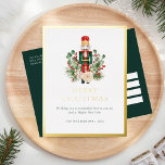 Postal Festiva Con Relieve Metalizado Feliz Navidad Nutcracker Greenery Elegante<br><div class="desc">Presentamos nuestra tarjeta de felicitaciones navideñas Personalizado que promete difundir alegría navideña y marcar la pauta para sus celebraciones festivas. Nuestra invitación, de diseño único, capta la verdadera esencia del espíritu de las vacaciones. Decorada con un vibrante follaje verde, bayas lujosas y un clásico petardo de juguete, esta tarjeta es...</div>