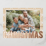 Postal Festiva Con Relieve Metalizado Festividad navideña Festividad de oro moderno<br><div class="desc">Fotos navideñas de Feliz Navidad Patrón de oro moderno Navidades de Relieve metalizado de cobre Las postales muestran tu foto favorita en un fondo de patrón bauble de Navidades de oro moderno con un sobrepeso de escritura de caligrafía de Relieve metalizado de cobre "Feliz Navidad". Personalice editando el texto en...</div>