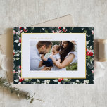 Postal Festiva Con Relieve Metalizado Festividad Patrón Holly Feliz Fotos de Navidad<br><div class="desc">Feliz Navidad! Envíe sus cálidos saludos a la familia y amigos con esta postal de Navidades de personalizable. Tiene un patrón de acuarela en un fondo verde oscuro. Personalice esta tarjeta de Navidades de Relieve metalizado dorado añadiendo sus detalles. Esta tarjeta de Navidades botánicos está disponible en otros colores y...</div>