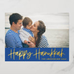 Postal Festiva Con Relieve Metalizado Flagrante flor azul feliz Hanukkah Photo<br><div class="desc">¡Feliz Hanukkah! Enviar los deseos de Hanukkah a la familia y amigos con esta tarjeta postal de Hanukkah,  Relieve metalizado de oro de personalizable. Cuenta con caligrafía moderna. Personalice agregando nombres y una foto. Esta tarjeta de Relieve metalizado de oro Happy Hanukkah script está disponible en otro material.</div>
