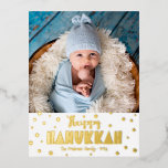 Postal Festiva Con Relieve Metalizado Fotografía Happy Hanukkah Moderno Whimsical Real G<br><div class="desc">"Feliz Hanukkah". Divertida, juguetona, caprichosa y artesanal tipografía de Relieve metalizado de oro real y un patrón al azar de Star of David superponen un fondo blanco y limpio. Añada la foto de su elección y ayude a entrar en Hanukkah con esta impresionante, colorida, personalizada y real tarjeta postal de...</div>