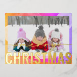 Postal Festiva Con Relieve Metalizado Fotos navideñas merry Copas de agua abstractas mod<br><div class="desc">Fotos navideñas Fotos modernas Resumen Navidades de Relieve metalizado dorado acuarela postales presenta tu foto favorita en un fondo moderno de color agua abstracto con un sobrepeso de escritura de caligrafía de Relieve metalizado dorado "Feliz Navidad". Personalice editando el texto en el reverso. Diseñado por ©Evco Studio www.zazzle.com/store/evcostudio</div>