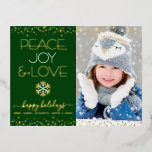 Postal Festiva Con Relieve Metalizado Green Peace Joy Love Photo Snowflake Real Gold<br><div class="desc">"Paz, alegría y amor." Un divertido, lúdico, real Relieve metalizado dorado y ilustracion de copos de nieve blancos, auténticos puntos de Relieve metalizado dorado, un verdadero Relieve metalizado de oro y una tipografía blanca moderna sobre un fondo verde cazador, junto con la foto personalizado de tu elección, te ayudarán a...</div>