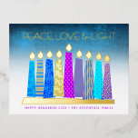 Postal Festiva Con Relieve Metalizado Hanukkah Vela Paz Amor Turquesa Oro Real<br><div class="desc">"Paz, amor y luz". Un ilustracion juguetón, moderno y artístico de velas de patrón boho en una menorah te ayuda a iniciar las vacaciones de Hanukkah. Las velas azules con motivos de Relieve metalizado dorado real y coloridos, las llamas del Relieve metalizado de oro real y la menorah, superponen un...</div>