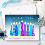 Postal Festiva Con Relieve Metalizado Hanukkah Vela Paz Amor Turquesa Oro Real<br><div class="desc">"Paz, amor y luz". Un ilustracion juguetón, moderno y artístico de velas de patrón boho en una menorah te ayuda a iniciar las vacaciones de Hanukkah. Las velas azules con motivos de Relieve metalizado dorado real y coloridos, las llamas del Relieve metalizado de oro real y la menorah, superponen un...</div>