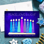 Postal Festiva Con Relieve Metalizado Hanukkah Velas de Paz Luz de Amor Azul Real Oro<br><div class="desc">"Paz, amor y luz". Un ilustracion juguetón, moderno y artístico de velas de patrón boho en una menorah te ayuda a iniciar las vacaciones de Hanukkah. Las variadas velas azules con coloridos motivos de Relieve metalizado falso cubren un fondo rico de color azul marino texturado. En la parte posterior, escriba...</div>