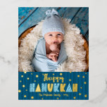 Postal Festiva Con Relieve Metalizado Happy Hanukkah Photo Moderno Cute Blue Real Gold<br><div class="desc">"Feliz Hanukkah". Un Relieve metalizado de oro real y una tipografía azul claro, un Relieve metalizado de oro aleatorio, estampado de la estrella de David, y líneas dibujadas a mano azul marino a medianoche, son divertidos y juguetones, y sobreponen un fondo azul verde azulado oscuro. Añada la foto de su...</div>