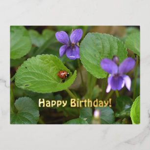 Postal Festiva Con Relieve Metalizado Ladybug sobre las dulces flores violetas