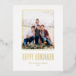 Postal Festiva Con Relieve Metalizado Marco fotográfico moderno Happy Hanukkah<br><div class="desc">¡Feliz Hanukkah! Enviar los deseos de Hanukkah a la familia y amigos con esta tarjeta postal de Hanukkah, Relieve metalizado de oro de personalizable. Presenta una tipografía moderna y un marco fotográfico sencillo. Personalice agregando nombres y una foto. Esta postal de Relieve metalizado de oro Happy Hanukkah está disponible en...</div>