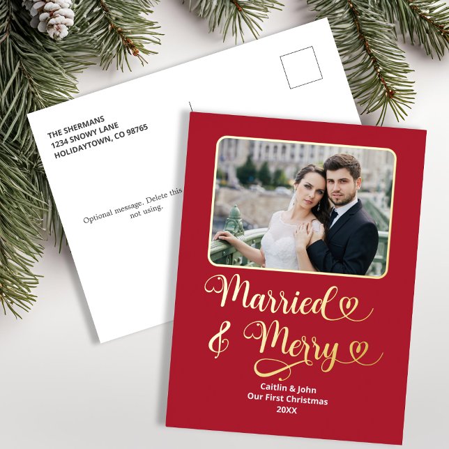 Postal Festiva Con Relieve Metalizado Matrimonio recién casados Primera foto de Navidad  (Married and Merry Newlywed Couple Photo Foil Postcard in Red.)