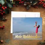 Postal Festiva Con Relieve Metalizado Mele Kalikimaka Moda Typography Beach Photo Gold<br><div class="desc">Postales de la fiesta de la tipografía de la moda Mele Kalikimaka para celebrar a un Navidad hawaiano en la playa. Personalice estas alegres postales de vacaciones tropicales con su propia fotografía de vacaciones en la playa de Hawaii u otras islas del océano bajo el guión del Relieve metalizado dorado....</div>